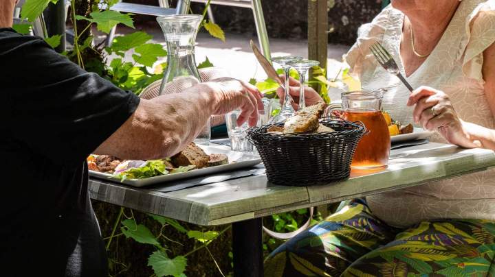 Cuisine du terroir en terrasse Saint-Cirq-Lapopie