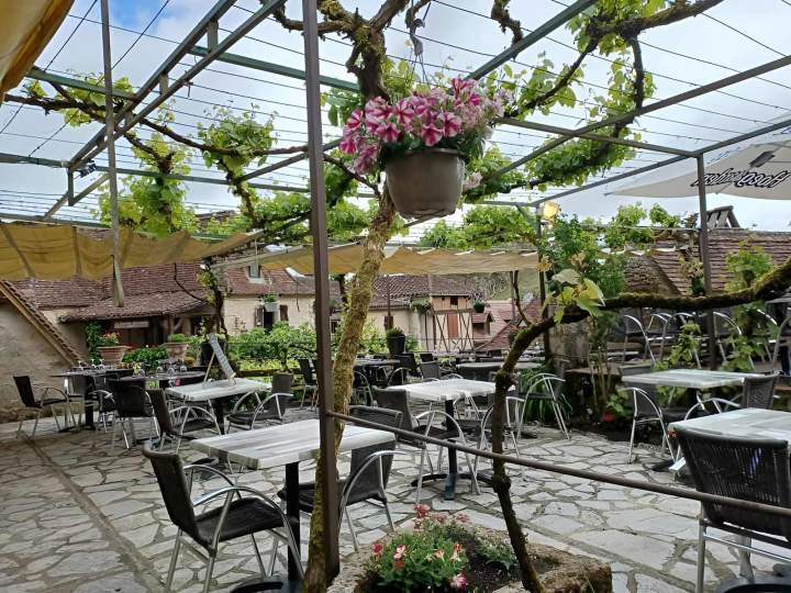Espace repas extérieur Saint-Cirq-Lapopie