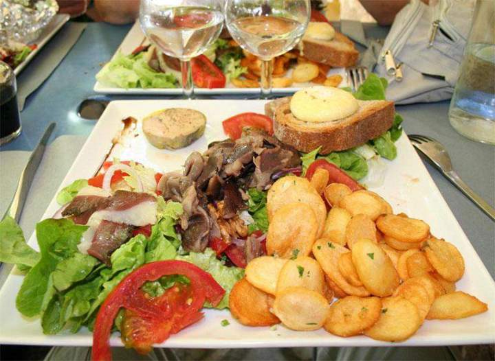 Dégustez une cuisine locale, faite maison avec des produits frais.