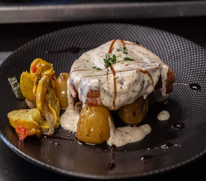 Plat traditionnel avec des produits locaux Saint-Cirq-Lapopie